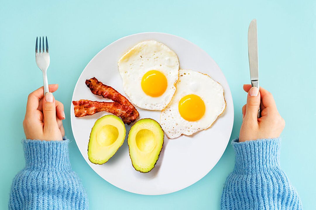 Perfektné raňajky v rámci ketodiétneho menu – vajíčka so slaninou a avokádom